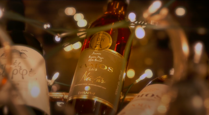 Φέτος τα Χριστούγεννα, πίνουμε στην υγειά μας… με κρασιά από τη Σάμο!