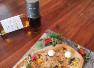 Σαμιώτικη ταραμοσαλάτα με Μοσχάτο κρασί και σπιτική λαγάνα