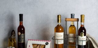 Ταχινοπιτάκια της Αργυρώς συνδυασμένα με σαμιώτικα κρασιά