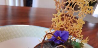 Στο τραπέζι της 25ης Μαρτίου: Μπακαλιάρος με χόρτα, σταφίδες και σαμιώτικο κρασί