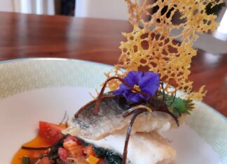 Στο τραπέζι της 25ης Μαρτίου: Μπακαλιάρος με χόρτα, σταφίδες και σαμιώτικο κρασί