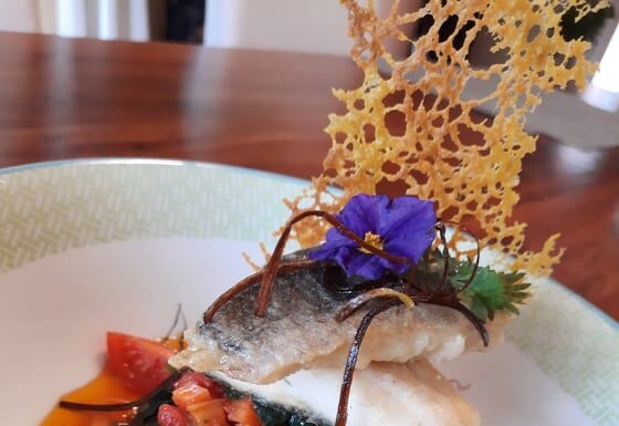 Στο τραπέζι της 25ης Μαρτίου: Μπακαλιάρος με χόρτα, σταφίδες και σαμιώτικο κρασί