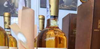 ΣΥΛΛΕΚΤΙΚΗ ΦΙΑΛΗ ΣΑΜΙΩΤΙΚΟΥ ΚΡΑΣΙΟΥ ΓΕΜΑΤΗ ΙΣΤΟΡΙΑ