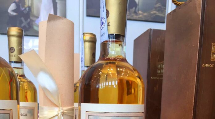 ΣΥΛΛΕΚΤΙΚΗ ΦΙΑΛΗ ΣΑΜΙΩΤΙΚΟΥ ΚΡΑΣΙΟΥ ΓΕΜΑΤΗ ΙΣΤΟΡΙΑ