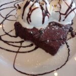 σοκολατόπιτα με παγωτό βανίλια