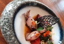 Καλαμαράκια γεμιστά με πληγούρι, σπετσιέρικο και μοσχάτο σαμιώτικο κρασί