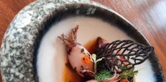 Καλαμαράκια γεμιστά με πληγούρι, σπετσιέρικο και μοσχάτο σαμιώτικο κρασί