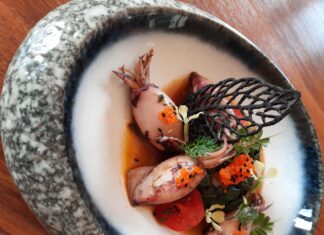 Καλαμαράκια γεμιστά με πληγούρι, σπετσιέρικο και μοσχάτο σαμιώτικο κρασί