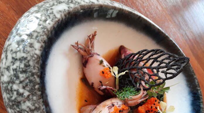 Καλαμαράκια γεμιστά με πληγούρι, σπετσιέρικο και μοσχάτο σαμιώτικο κρασί