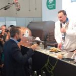 O ΠΡΩΘΥΠΟΥΡΓΟΣ ΠΙΝΕΙ ΣΑΜΙΩΤΙΚΟ ΚΡΑΣΙ