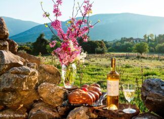 Τσουρέκι πασχαλινό με αρώματα Σάμου