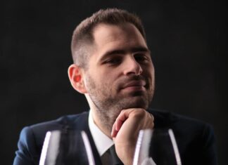 Ο ΑΡΗΣ ΣΚΛΑΒΕΝΙΤΗΣ ΠΟΥ ΑΓΑΠΑ ΤΟ ΣΑΜΙΩΤΙΚΟ ΜΟΣΧΑΤΟ ΑΝΑΔΕΙΧΘΗΚΕ ΩΣ Ο ΚΑΛΥΤΕΡΟΣ ΟΙΝΟΧΟΟΣ ΤΗΣ ΧΡΟΝΙΑΣ