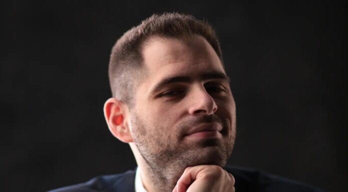 Ο ΑΡΗΣ ΣΚΛΑΒΕΝΙΤΗΣ ΠΟΥ ΑΓΑΠΑ ΤΟ ΣΑΜΙΩΤΙΚΟ ΜΟΣΧΑΤΟ ΑΝΑΔΕΙΧΘΗΚΕ ΩΣ Ο ΚΑΛΥΤΕΡΟΣ ΟΙΝΟΧΟΟΣ ΤΗΣ ΧΡΟΝΙΑΣ