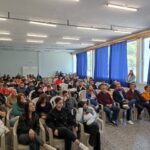 ΜΑΘΗΤΕΣ ΠΑΡΑΚΟΛΟΥΘΟΥΝ ΤΗΝ ΕΚΔΗΛΩΣΗ