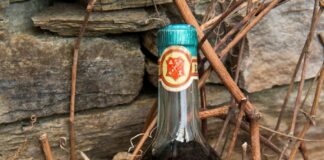 Μια παλιά ετικέτα σαμιώτικου κρασιού, αφηγείται: