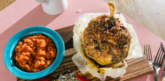 ΠΡΟΤΑΣΗ ΓΙΑ ΤΟ ΓΙΟΡΤΙΝΟ ΤΡΑΠΕΖΙ: Κότσι αρνίσιο στο φούρνο με μέλι, γλυκό σαμιώτικο κρασί και πουρέ γλυκοπατάτας