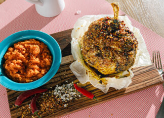 ΠΡΟΤΑΣΗ ΓΙΑ ΤΟ ΓΙΟΡΤΙΝΟ ΤΡΑΠΕΖΙ: Κότσι αρνίσιο στο φούρνο με μέλι, γλυκό σαμιώτικο κρασί και πουρέ γλυκοπατάτας