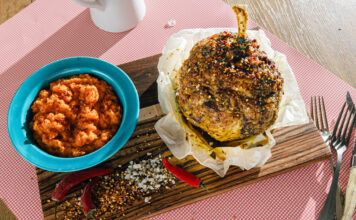 ΠΡΟΤΑΣΗ ΓΙΑ ΤΟ ΓΙΟΡΤΙΝΟ ΤΡΑΠΕΖΙ: Κότσι αρνίσιο στο φούρνο με μέλι, γλυκό σαμιώτικο κρασί και πουρέ γλυκοπατάτας