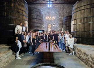 ΤΟ ΣΤΕΛΕΧΕΙΑΚΟ ΔΥΝΑΜΙΚΟ ΤΟΥ ΟΜΙΛΟΥ DORYSSA ΣΤΟ ΜΟΥΣΕΙΟ ΟΙΝΟΥ ΤΟΥ ΕΟΣ ΣΑΜΟΥ