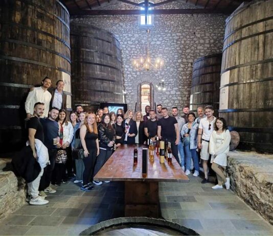 ΤΟ ΣΤΕΛΕΧΕΙΑΚΟ ΔΥΝΑΜΙΚΟ ΤΟΥ ΟΜΙΛΟΥ DORYSSA ΣΤΟ ΜΟΥΣΕΙΟ ΟΙΝΟΥ ΤΟΥ ΕΟΣ ΣΑΜΟΥ