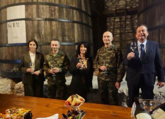 Ο ΑΡΧΗΓΟΣ Γ.Ε.Σ στο ΜΟΥΣΕΙΟ ΟΙΝΟΥ του Ε.Ο.Σ Σάμου