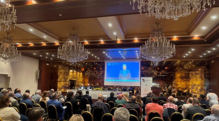 ΜΕ ΑΙΧΜΗ ΤΟΥ ΔΟΡΑΤΟΣ ΤΗΝ ΚΑΙΝΟΤΟΜΙΑ Ο ΕΟΣ ΣΑΜΟΥ ΣΤΟ ΣΥΝΕΔΡΙΟ ΓΙΑ ΤΗ ΒΙΩΣΙΜΟΤΗΤΑ ΚΑΙ ΤΗΝ ΑΝΤΑΓΩΝΙΣΤΙΚΟΤΗΤΑ ΤΗΣ ΕΛΛΗΝΙΚΗΣ ΑΜΠΕΛΟΥΡΓΙΑΣ