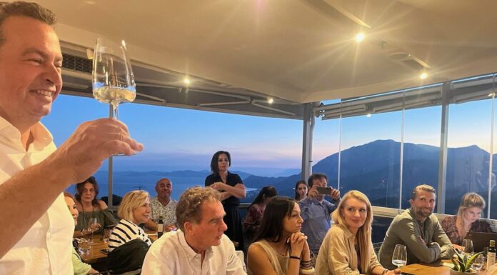 ΔΙΕΘΝΕΙΣ ΗΓΕΤΙΚΕΣ ΦΥΣΙΟΓΝΩΜΙΕΣ ΕΠΙΛΕΓΟΥΝ ΣΑΜΙΩΤΙΚΟ ΜΟΣΧΑΤΟ ΚΡΑΣΙ