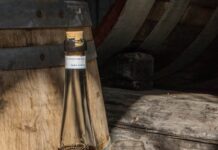 ΟΙ ΕΙΔΙΚΟΙ ΤΟΥ ΟΙΝΟΥ ΕΠΙΛΕΓΟΥΝ ΚΑΙ ΠΡΟΤΕΙΝΟΥΝ SAMOS 1963