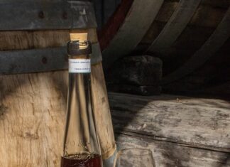 ΟΙ ΕΙΔΙΚΟΙ ΤΟΥ ΟΙΝΟΥ ΕΠΙΛΕΓΟΥΝ ΚΑΙ ΠΡΟΤΕΙΝΟΥΝ SAMOS 1963