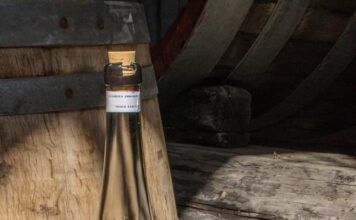 ΟΙ ΕΙΔΙΚΟΙ ΤΟΥ ΟΙΝΟΥ ΕΠΙΛΕΓΟΥΝ ΚΑΙ ΠΡΟΤΕΙΝΟΥΝ SAMOS 1963