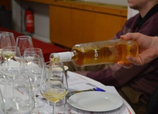 ΟΙ ΝΕΟΙ SOMMELIER ΔΙΔΑΣΚΟΝΤΑΙ ΣΑΜΙΩΤΙΚΑ ΚΡΑΣΙΑ