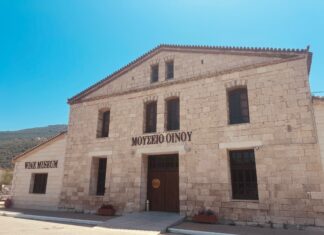 Ο ΚΕΡΚΗΣ ΣΥΝΑΝΤΑ ΤΟ ΠΑΪΚΟ ΣΤΟ ΜΟΥΣΕΙΟ ΟΙΝΟΥ ΕΟΣ ΣΑΜΟΥ