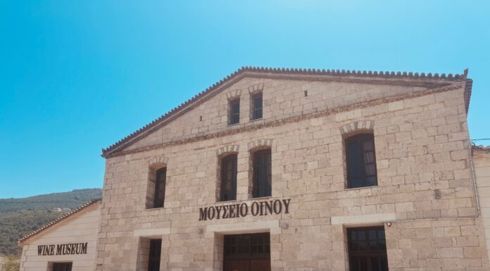 Ο ΚΕΡΚΗΣ ΣΥΝΑΝΤΑ ΤΟ ΠΑΪΚΟ ΣΤΟ ΜΟΥΣΕΙΟ ΟΙΝΟΥ ΕΟΣ ΣΑΜΟΥ