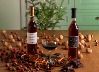 ΤΟ ΣΑΜΙΩΤΙΚΟ ΜΟΣΧΑΤΟ ΣΤΡΩΝΕΙ ΤΟ ΧΡΙΣΤΟΥΓΕΝΝΙΑΤΙΚΟ ΤΡΑΠΕΖΙ